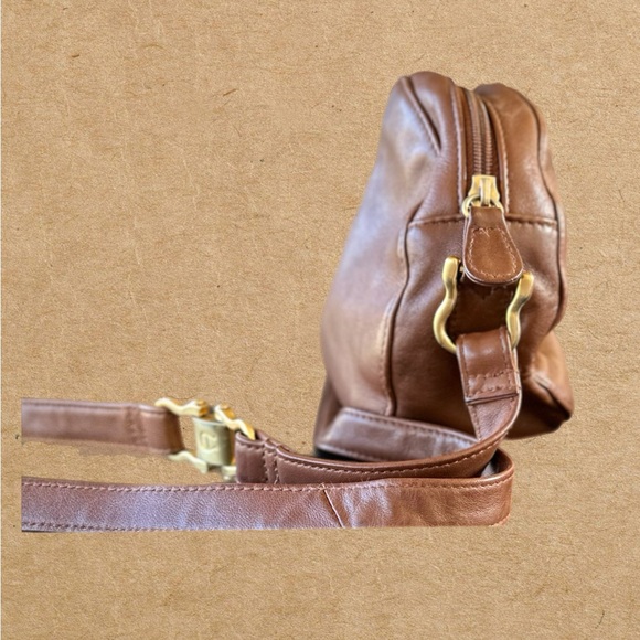 Brown leather crossbody bag. Gold tone hardware on the strap,& zipper. - Picture 3 of 8